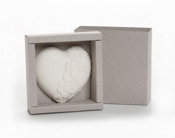Χάρτινο κουτί πούρου με καρδιά κεραμική εκρού δαντέλα 8 x 8 cm ( η καρδιά) 10 x 10 x 3 cm